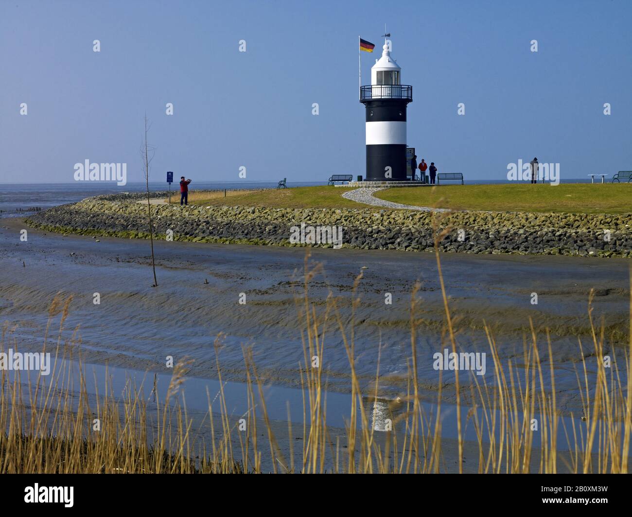 Torrente di marea e faro Kleiner Preuße al porto di Wremen con bassa marea, costa Wurster, bassa Sassonia, Germania, Foto Stock