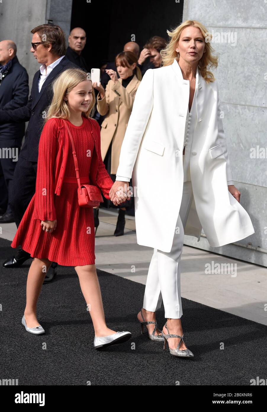 Milano, Italia. 21st Feb, 2020. Milano Fashion Week, Woman Autunno Inverno.  2020 2021 Milano, Moda Donna Autunno Inverno 2020.2021 Emporio Armani  Fashio Arrivi Nella Foto: Valeria Mazza E Figlia Taina Credit: Agenzia