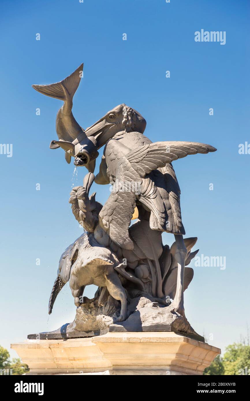 Scultura del famoso scultore francese Emmanuel Fremiet. Pelican e pesce nel parco polacco Swierklaniec . Foto Stock