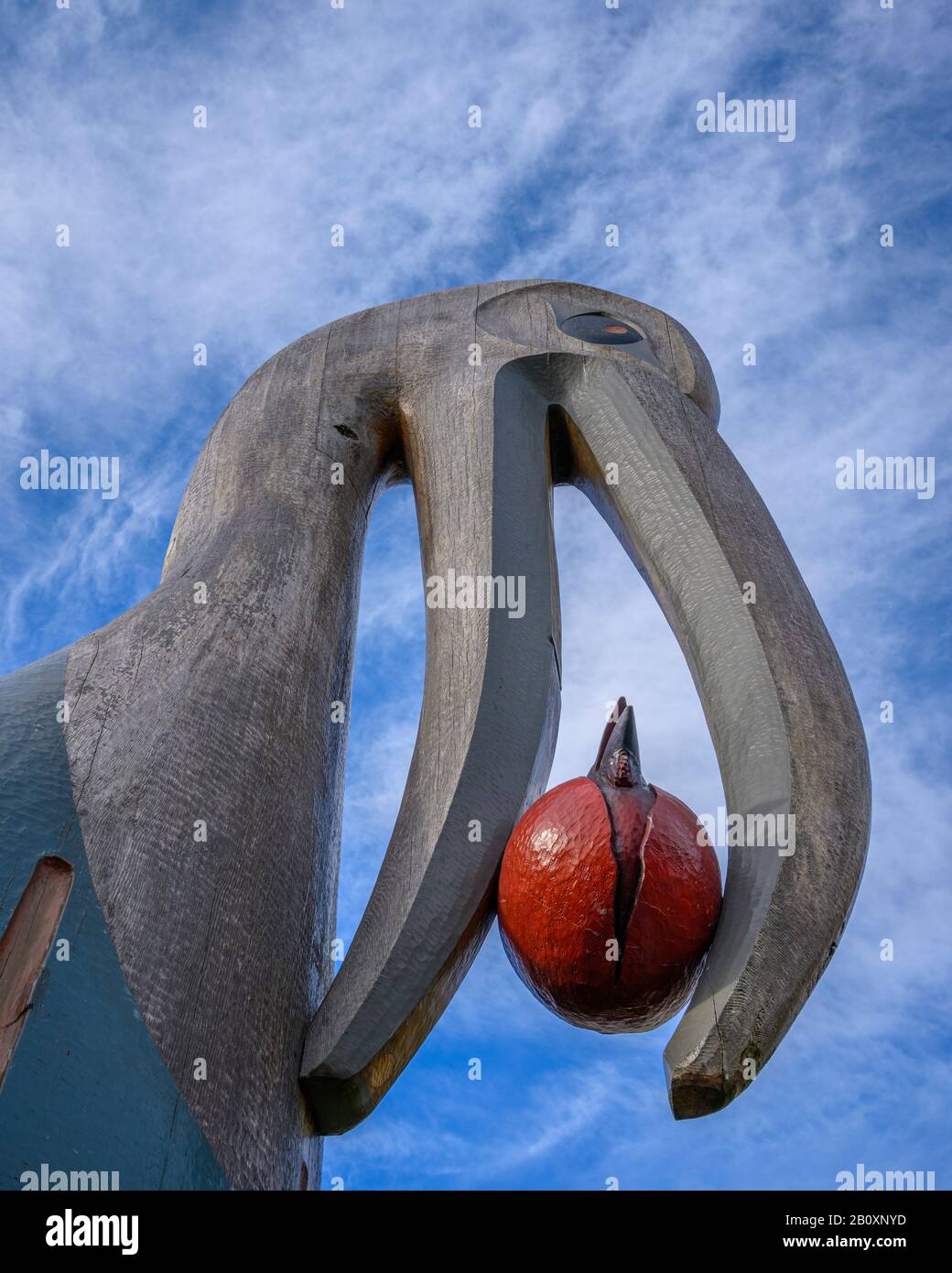 'Tributo', una scultura dell'artista Todd Spalti, che rende omaggio a Raven e ai miti della creazione del popolo originario del Pacifico nord-occidentale. Questo bel sc Foto Stock