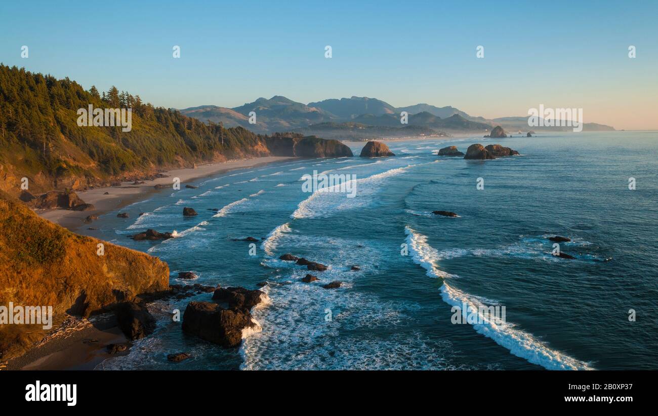 Ecola State Park vista spiaggia a mezzaluna, Cannon Beach, Haystack Rock e abbraccio punto; northern Oregon Coast. Foto Stock