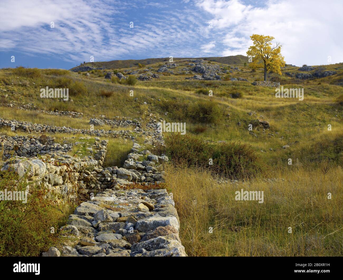 Resti di muro della casa sulla collina, Hittite capitale Hattusha, Bogazkale, Anatolia centrale, Turchia, Foto Stock