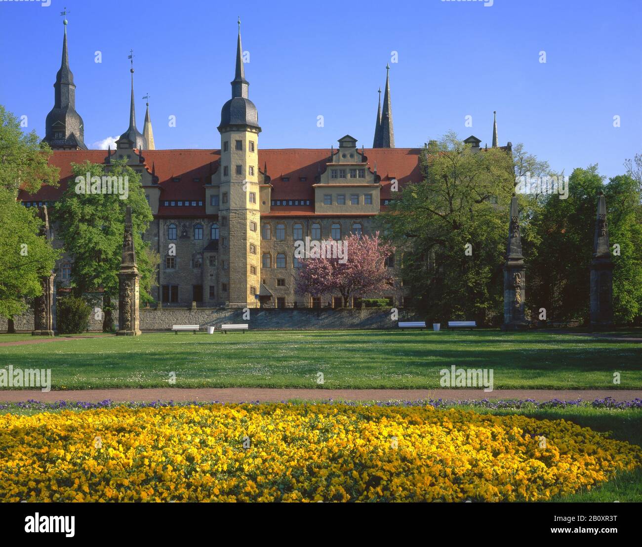 Castello visto dal giardino del castello con aiuola a Merseburg, Sassonia-Anhalt, Germania, Foto Stock