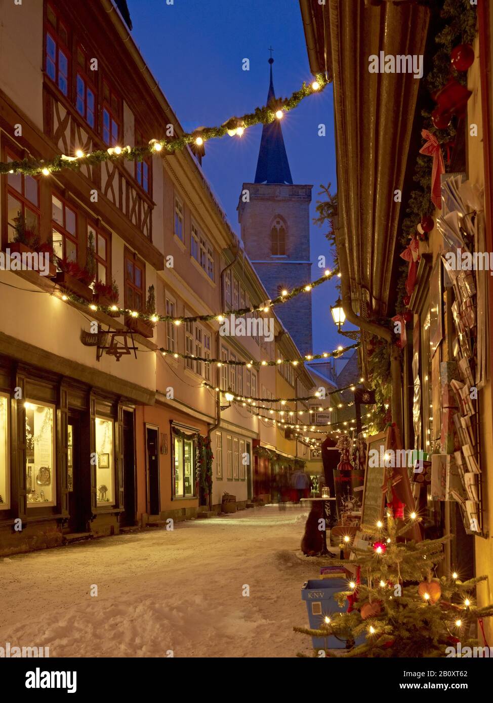Krämerbrückengasse con Aegidienturm a Natale, Erfurt, Turingia, Germania, Foto Stock