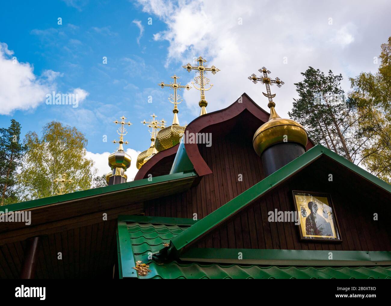 Cappella in legno con guglie d'oro e croci. Ganina Yama, Monastero Dei Bearers Della Passione Imperiale, Siberia, Federazione Russa Foto Stock