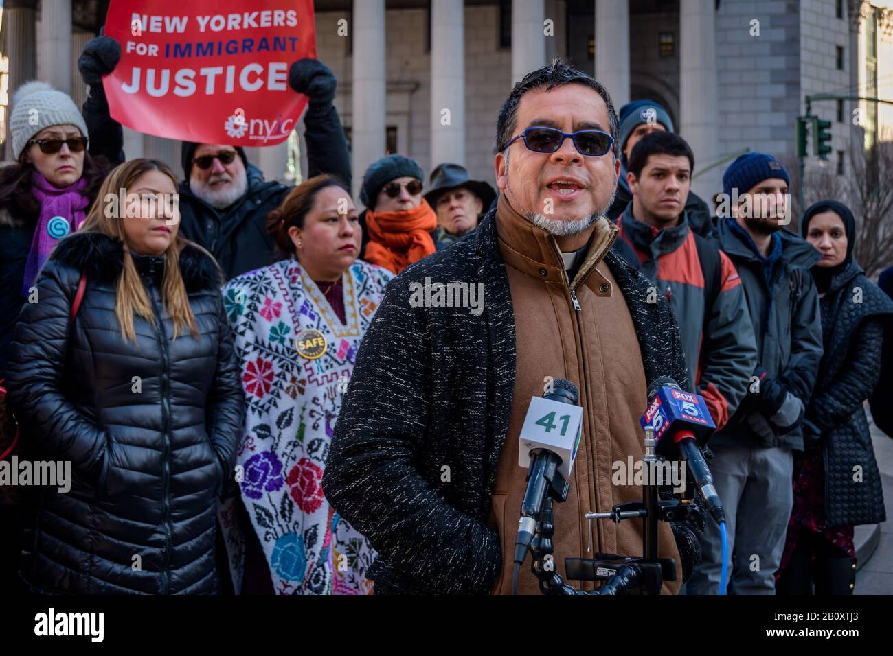 Il Leader Della Fede Juan Carlos Ruiz. I sostenitori dell'immigrazione, le organizzazioni della comunità, i funzionari eletti e gli amici si sono riuniti a Foley Square il 21 febbraio 2020 per una conferenza stampa con Carmen Cruz, madre di Erick Díaz-Cruz, Che è stato colpito dalla guancia da agenti DI GHIACCIO nella casa di Brooklyn della sua famiglia, per chiedere che i nostri funzionari eletti dal Congresso sostengono asilo e parole per Gaspar Avendaño-Hernandez che è stato rapito da I.C.E. e per AG Tish James per indagare I.C.E. per l'ingiusta ripresa di Erick Diaz-Cruz. (Foto di Erik McGregor/Sipa USA) Foto Stock