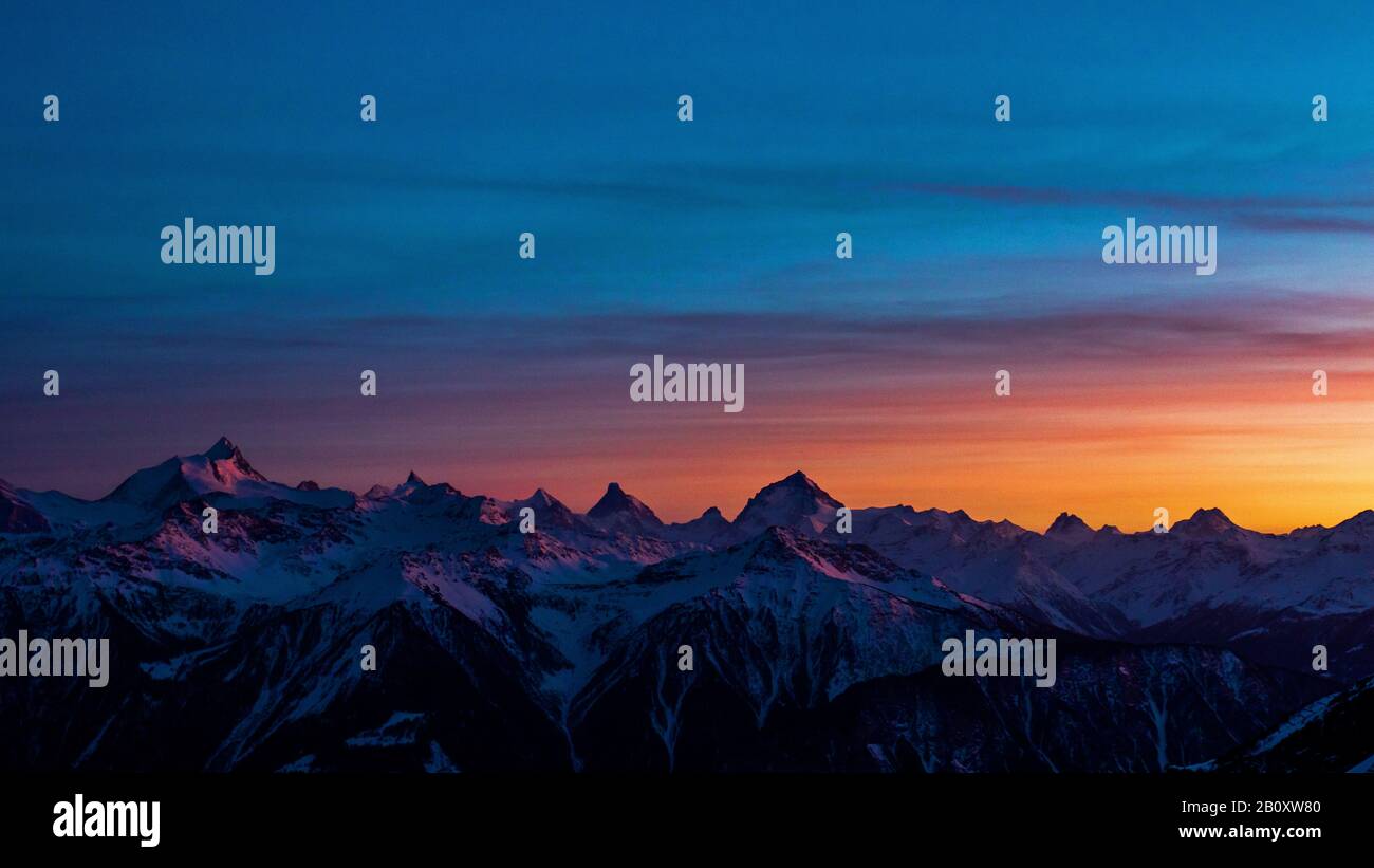 Alpi Pennine in afterglow, Svizzera, Vallese, Leukerbad Foto Stock