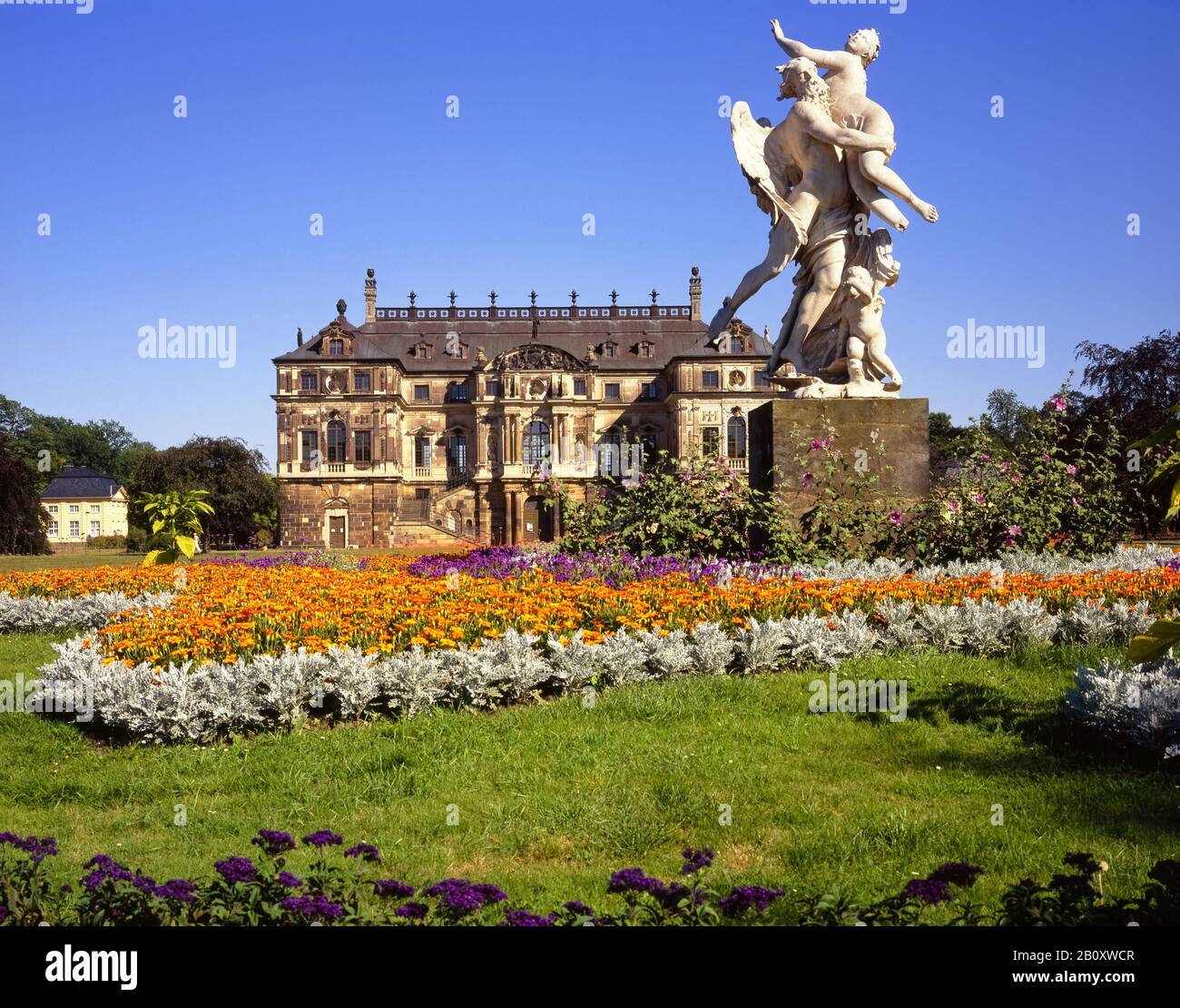 Plastik Die Zeit rapisce la bellezza del cerchio di fiori di fronte al palazzo nel grande giardino di Dresda, Sassonia, Germania, Foto Stock