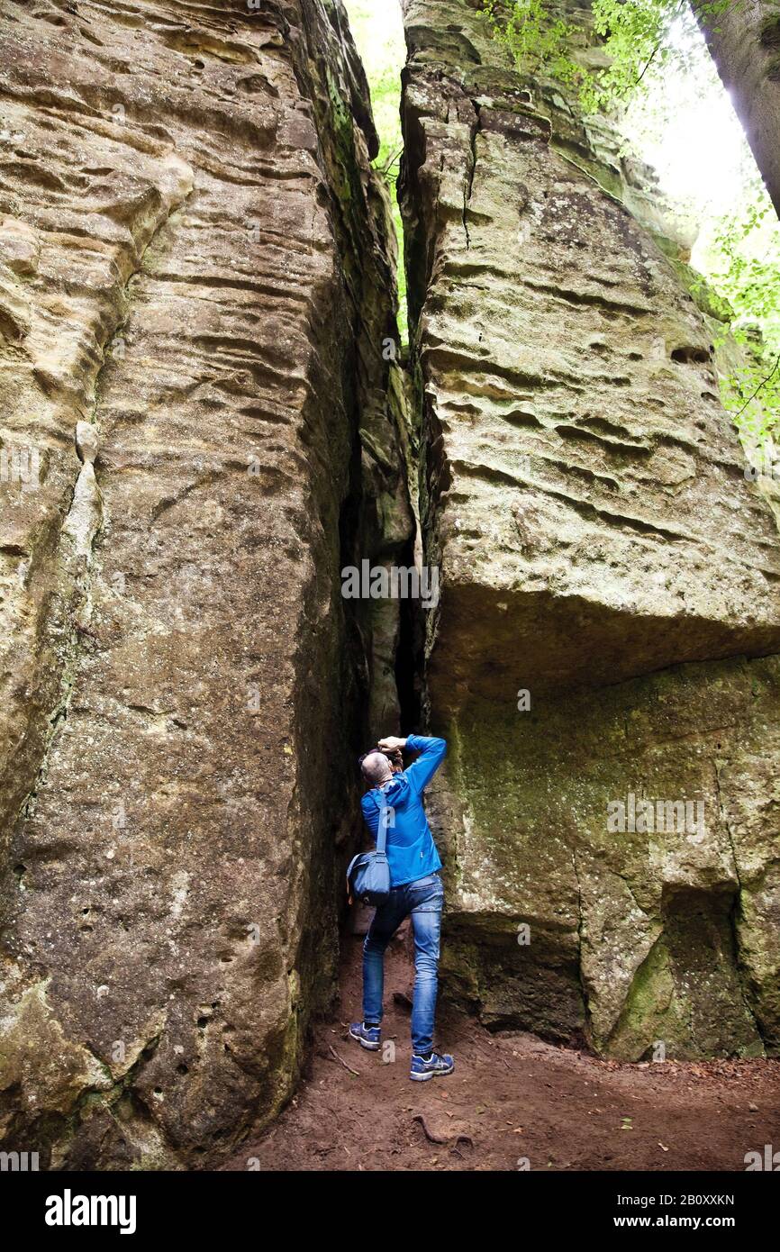 Uomo che scatta foto nella Gola del Diavolo nel Parco Naturale dell'Eifel del Sud, Germania, Renania-Palatinato, Eifel, Irrel Foto Stock