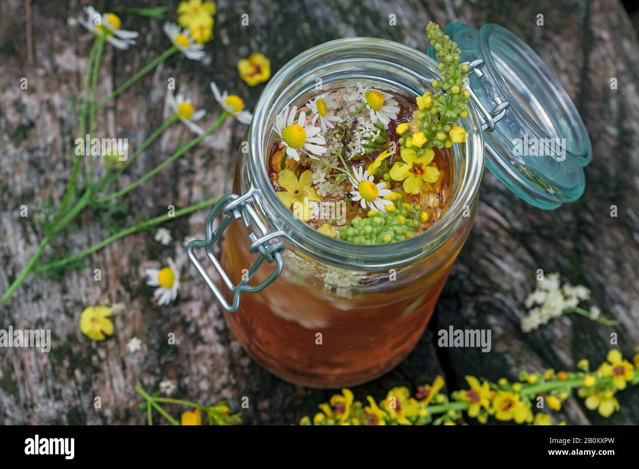 Vino rituale di mezza estate, Germania Foto Stock