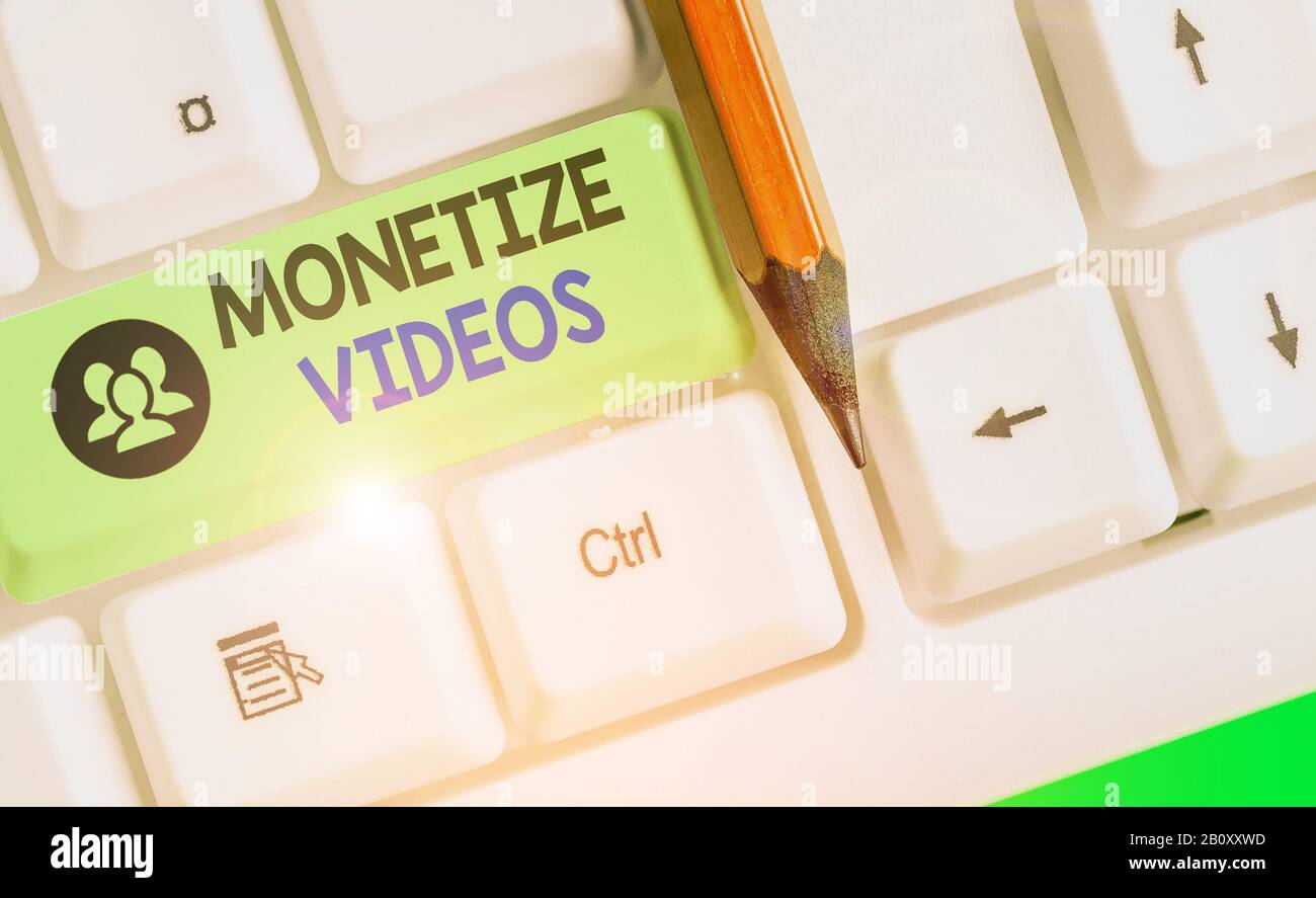 Scrittura a mano concettuale che mostra i video Monetize. Concetto che significa processo di accumulo di denaro dai tuoi video YouTube caricati Foto Stock