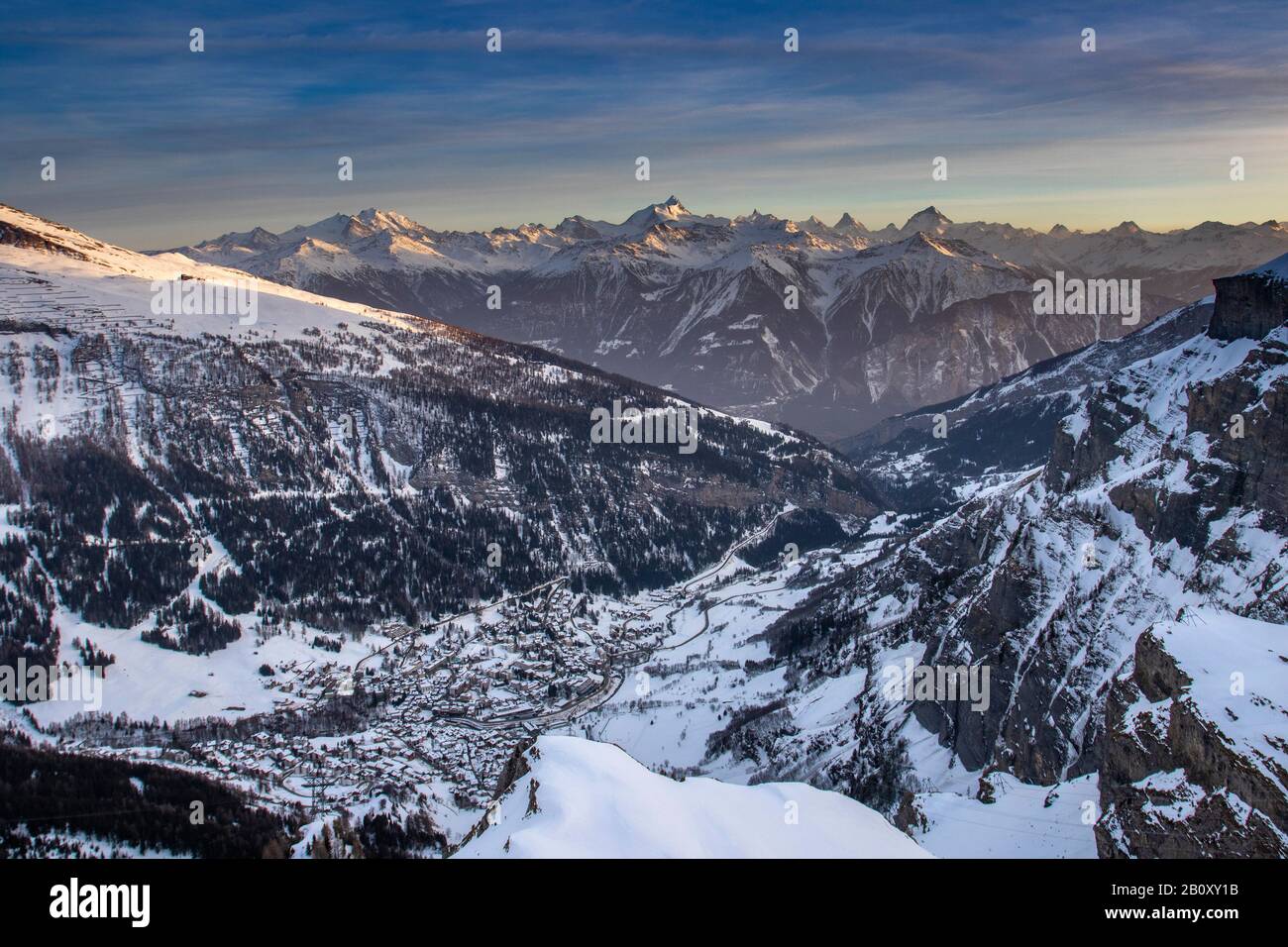 Leukerbad e la catena montuosa delle Alpi Vallesi, Svizzera, Vallese Foto Stock