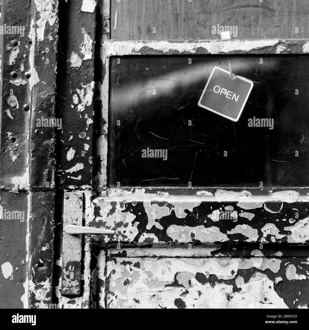 Vecchia porta con cartello "aperto", Foto Stock
