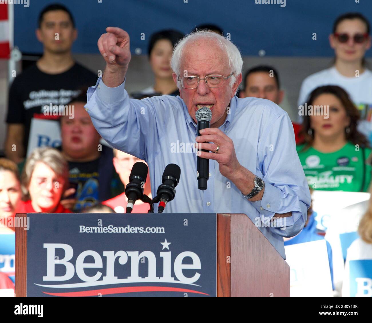 Richmond, CA - 17 febbraio 2020: Candidato presidenziale Bernie Sanders che parla a un rally a Richmond. Chiedere agli elettori di CA di assicurarsi di votare e di no Foto Stock