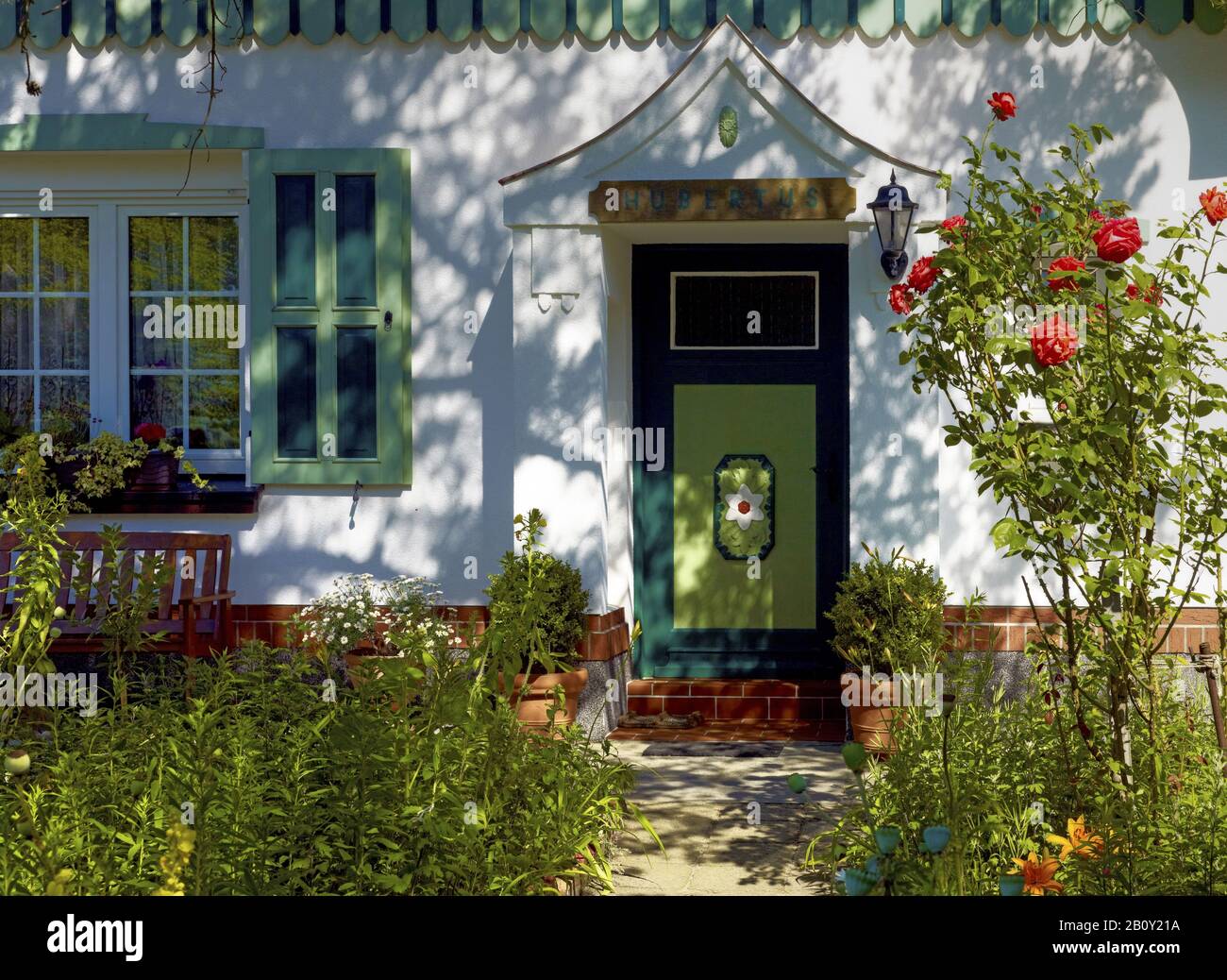 Cortile anteriore con ingresso casa Ahrenshoop, Fischland-Darss-Zingst, Meclemburgo-Pomerania occidentale, Germania, Foto Stock
