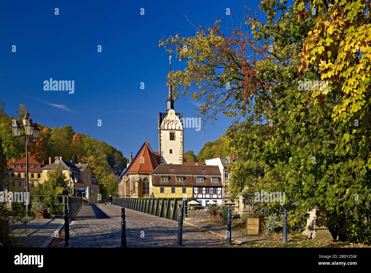 Vista panoramica sul ponte sul fiume Weiße Elster con il quartiere Untermhaus con chiesa, Gera, Turingia, Germania, Foto Stock