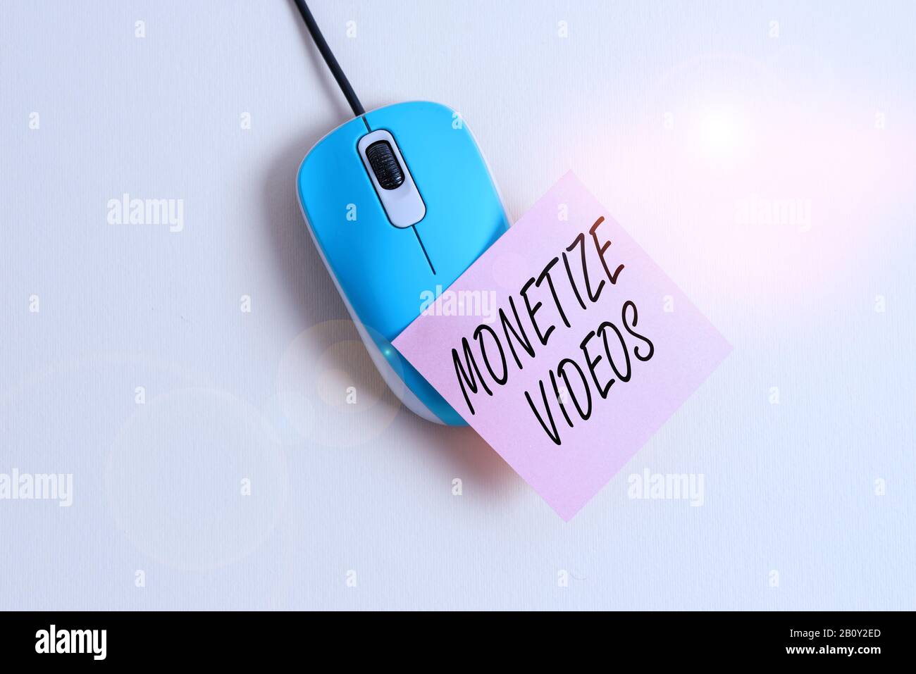 Scrittura a mano concettuale che mostra i video Monetize. Concetto significa processo di guadagnare denaro dai tuoi video YouTube caricati Svuota nota su Foto Stock