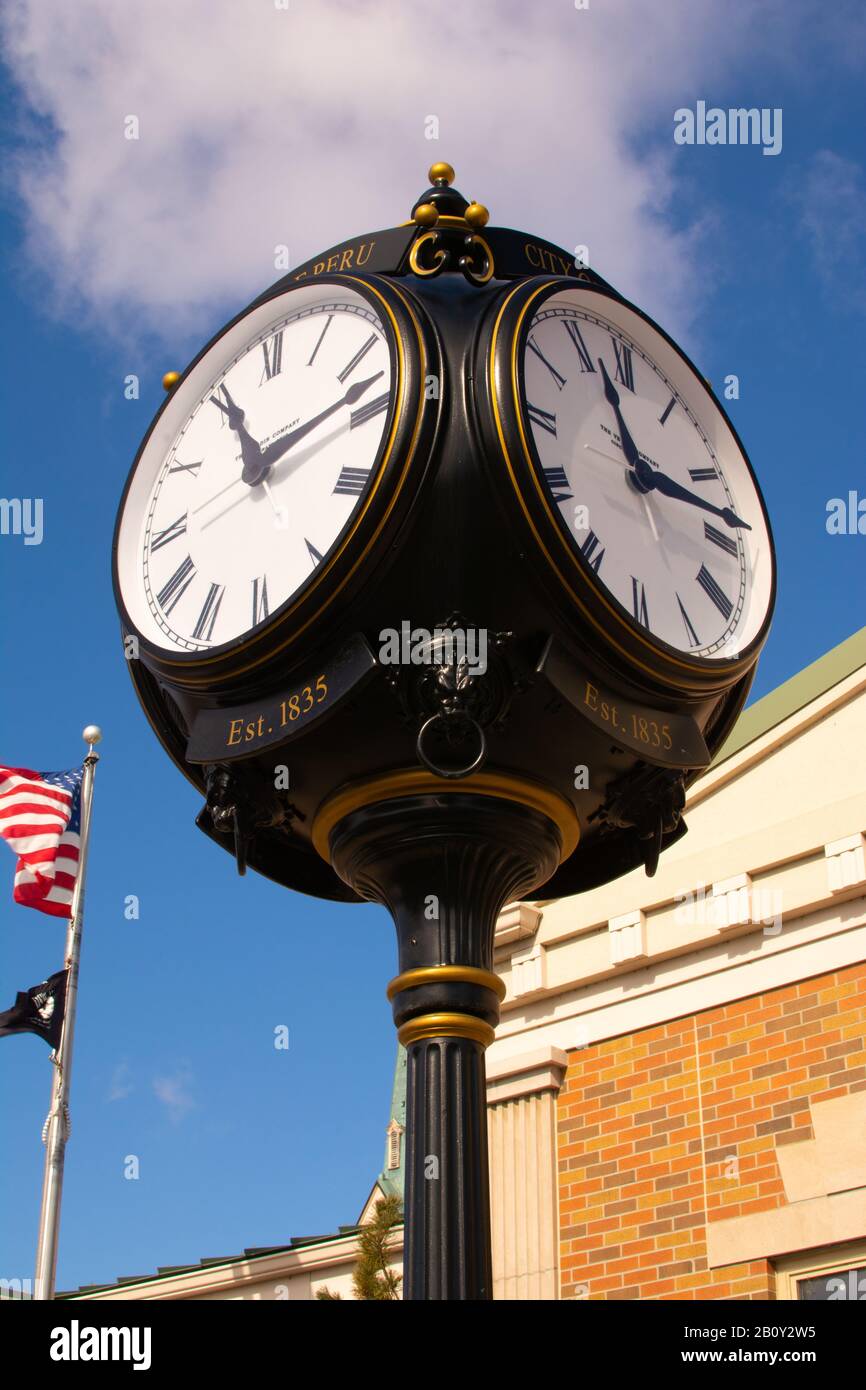 Orologio della città con cielo blu e nuvole sullo sfondo. Perù, Illinois, Stati Uniti Foto Stock