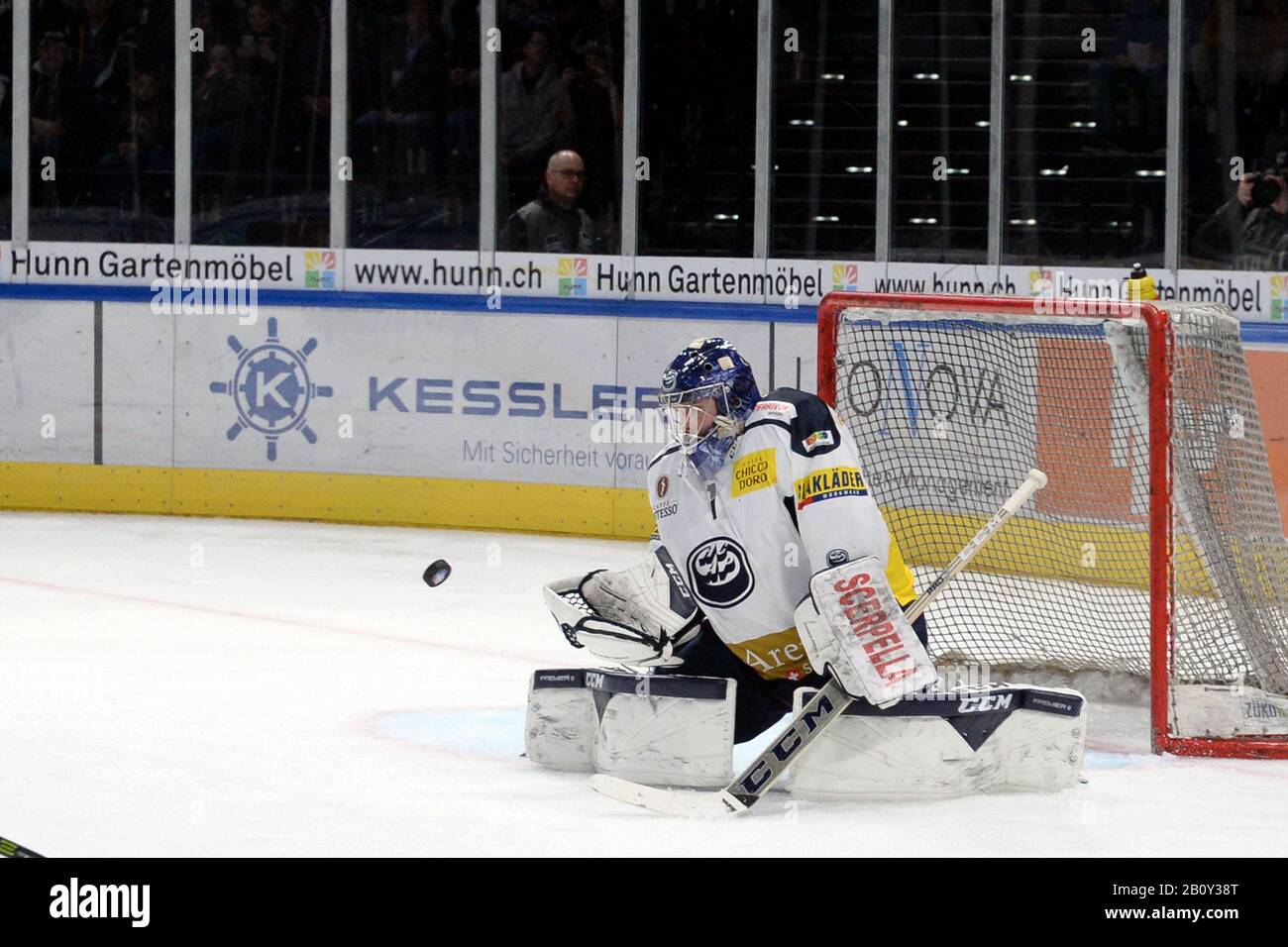 21.2.2020, Zürich, Hallenstadion, NL: ZSC Lions - HC Ambrì Piotta, goalie Benjamin Conz (HCAP) savesZSC gioca a casa vs HC Ambri-Piotta per una delle ultime partite in casa nella stagione normale NLA 2020. ZSC Lions Zurich ospita HC Ambri Piotta. I Lions hanno vinto 3-1 dopo una partita dura. (Foto Di Sergio Brunetti/Pacific Press) Foto Stock