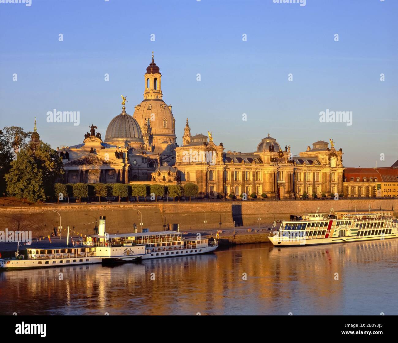 Veduta della Terrasse Brühlsche con Accademia d'arte e Frauenkirche a Dresda, Sassonia, Germania, Foto Stock