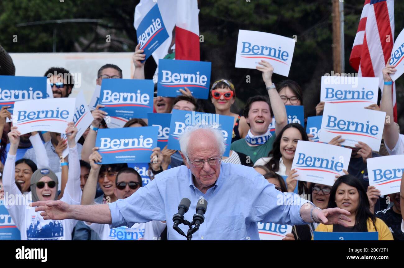 Santa Ana, Stati Uniti. 21st Feb, 2020. Bernie Sanders (i-VT), candidato democratico alla presidenza, tiene un raduno Per La prima Uscita alla Valley High School di Santa Ana, California, venerdì 21 febbraio 2020. Sanders sta facendo una campagna in vista del 2020 California Democratic Primary il 3 marzo. La California ha spostato la sua primaria democratica da giugno a prima del Super Martedì per avere un’influenza politica molto maggiore come stato primario iniziale. Foto di Jim Ruymen/UPI Credit: UPI/Alamy Live News Foto Stock