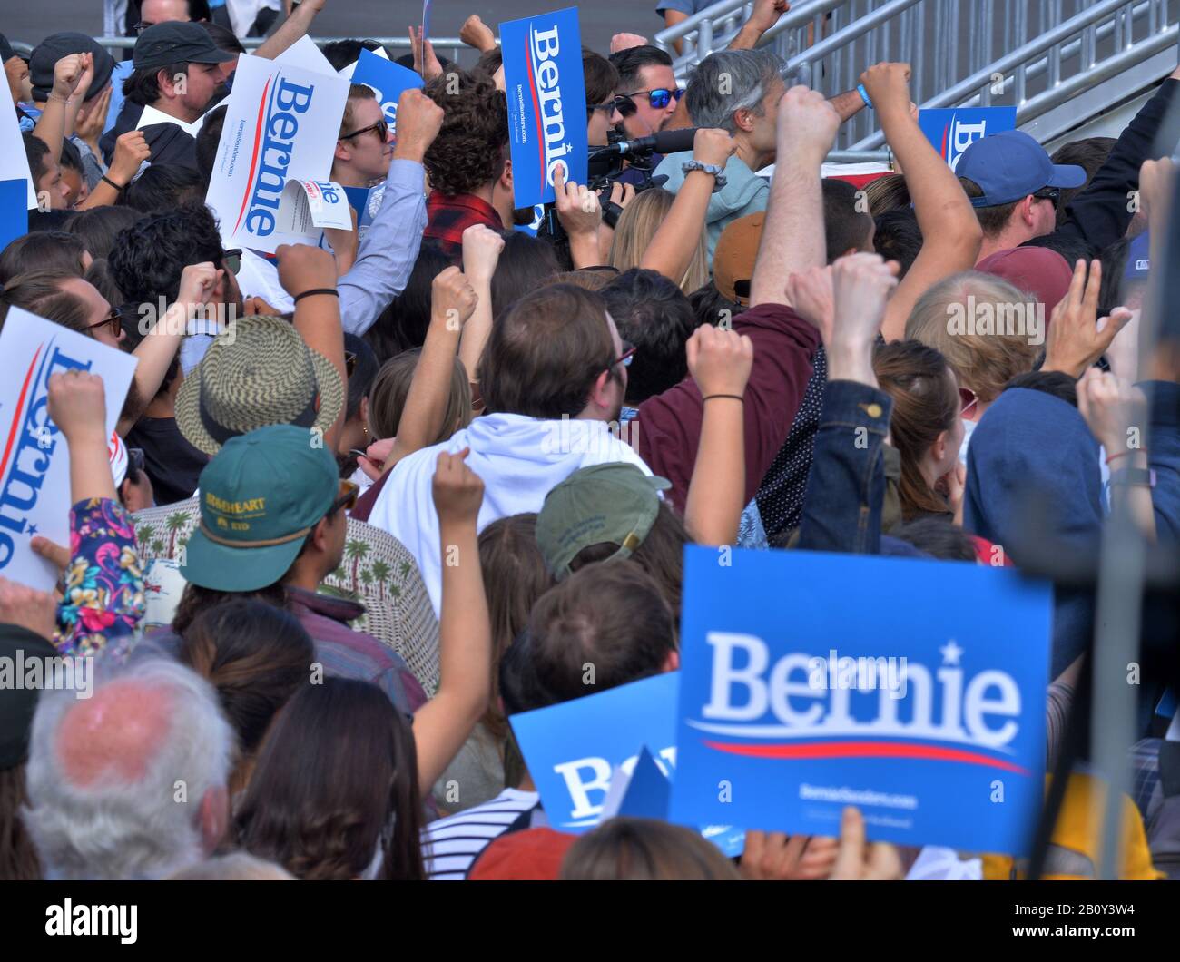 Santa Ana, Stati Uniti. 21st Feb, 2020. Bernie Sanders (i-VT), candidato democratico alla presidenza, tiene un raduno Per La prima Uscita alla Valley High School di Santa Ana, California, venerdì 21 febbraio 2020. Sanders sta facendo una campagna in vista del 2020 California Democratic Primary il 3 marzo. La California ha spostato la sua primaria democratica da giugno a prima del Super Martedì per avere un’influenza politica molto maggiore come stato primario iniziale. Foto di Jim Ruymen/UPI Credit: UPI/Alamy Live News Foto Stock