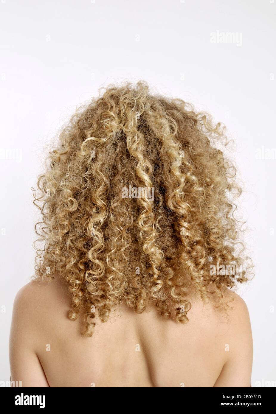 Giovane donna con capelli ricci Foto Stock