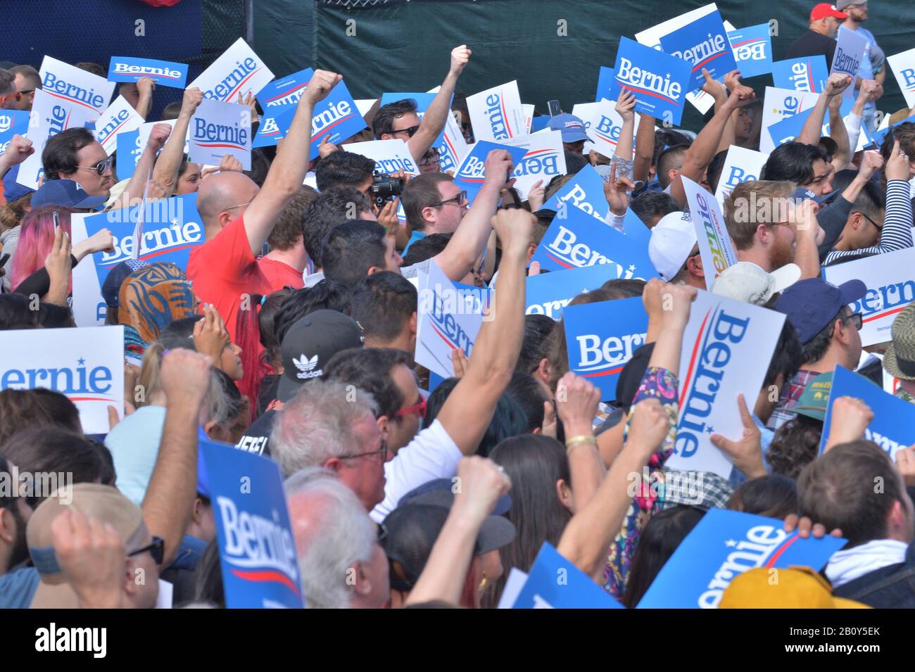 Santa Ana, Stati Uniti. 21st Feb, 2020. Bernie Sanders (i-VT), candidato democratico alla presidenza, tiene un raduno Per La prima Uscita alla Valley High School di Santa Ana, California, venerdì 21 febbraio 2020. Sanders sta facendo una campagna in vista del 2020 California Democratic Primary il 3 marzo. La California ha spostato la sua primaria democratica da giugno a prima del Super Martedì per avere un’influenza politica molto maggiore come stato primario iniziale. Foto di Jim Ruymen/UPI Credit: UPI/Alamy Live News Foto Stock