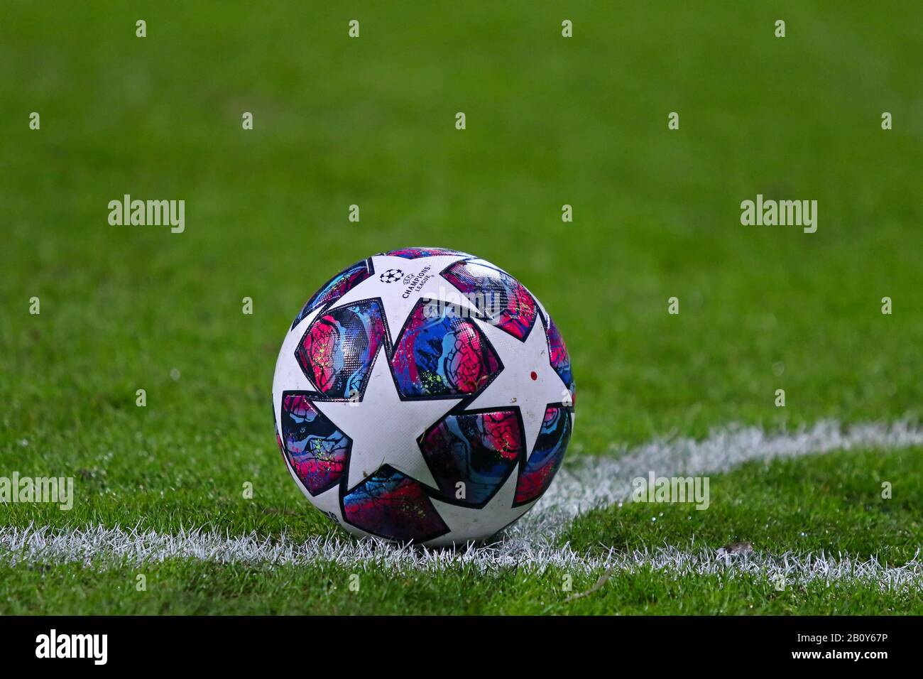 Kiev, Ucraina - 12 febbraio 2020: Pallone ufficiale della UEFA Champions League 2020 Istanbul Final sul prato durante il gioco UEFA Youth League FC Dynamo Kiev Dinamo Zagreb allo stadio Lobanovskiy Foto Stock