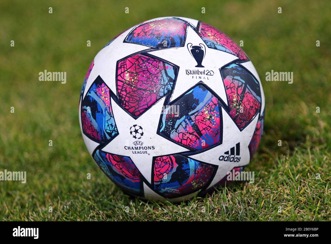 Kiev, Ucraina - 12 febbraio 2020: Pallone ufficiale della UEFA Champions League 2020 Istanbul Final sul prato durante il gioco UEFA Youth League FC Dynamo Kiev Dinamo Zagreb allo stadio Lobanovskiy Foto Stock