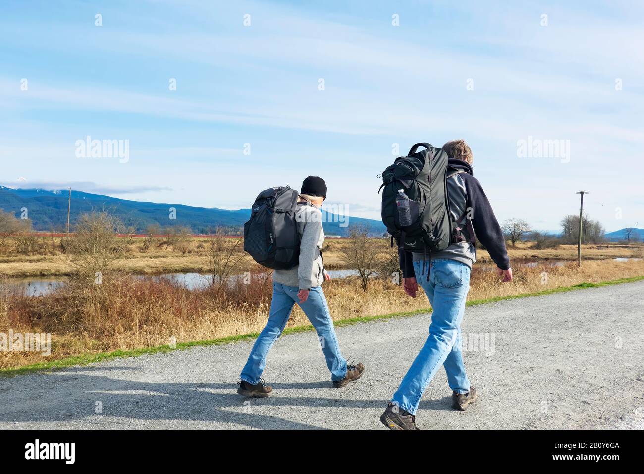 Uomini e donne escursionisti con zaini lungo un sentiero di dike a Pitt Meadows, B. C., Canada. Foto di scorta. Foto Stock