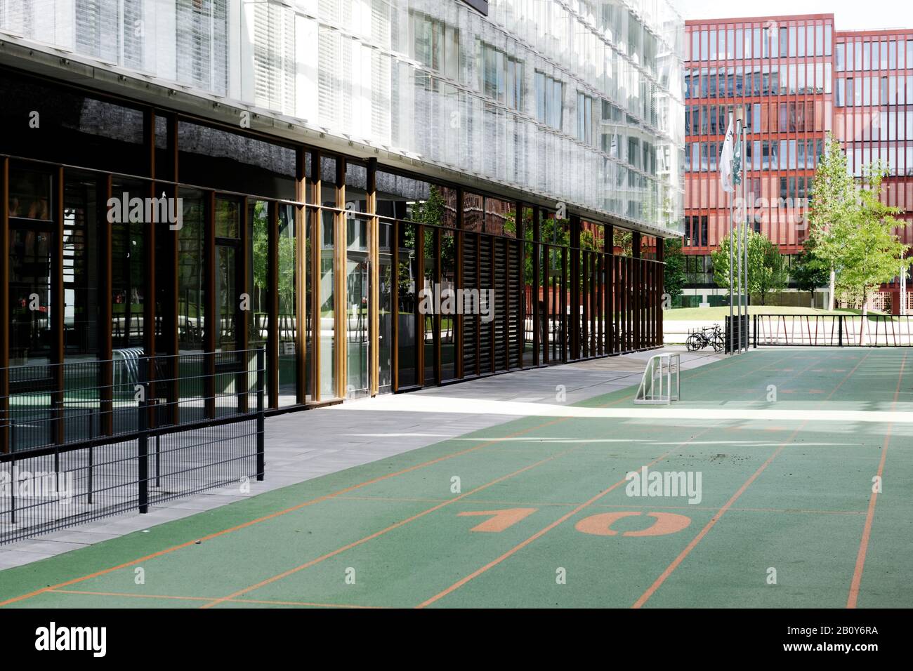 Pausenhof con pista verde di tartan, scuola di Hafencity e asilo, Am Dalmannkai, Hafencity, città anseatica di Amburgo, Germania, Foto Stock