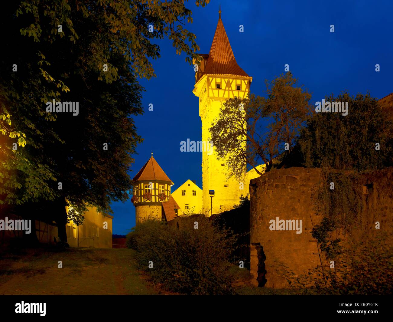 Waagglockenturm e Zwingerturm il castello della chiesa di Ostheim vor der Rhön, Rhön-Grafeld, Bassa Franconia, Baviera, Germania, Foto Stock