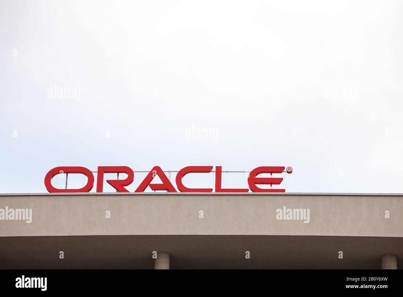 Praga, CECHIA - 4 NOVEMBRE 2019: Logo Oracle sui loro uffici principali per Praga. Oracle è una multinazionale americana di tecnologia informatica. Foto Stock