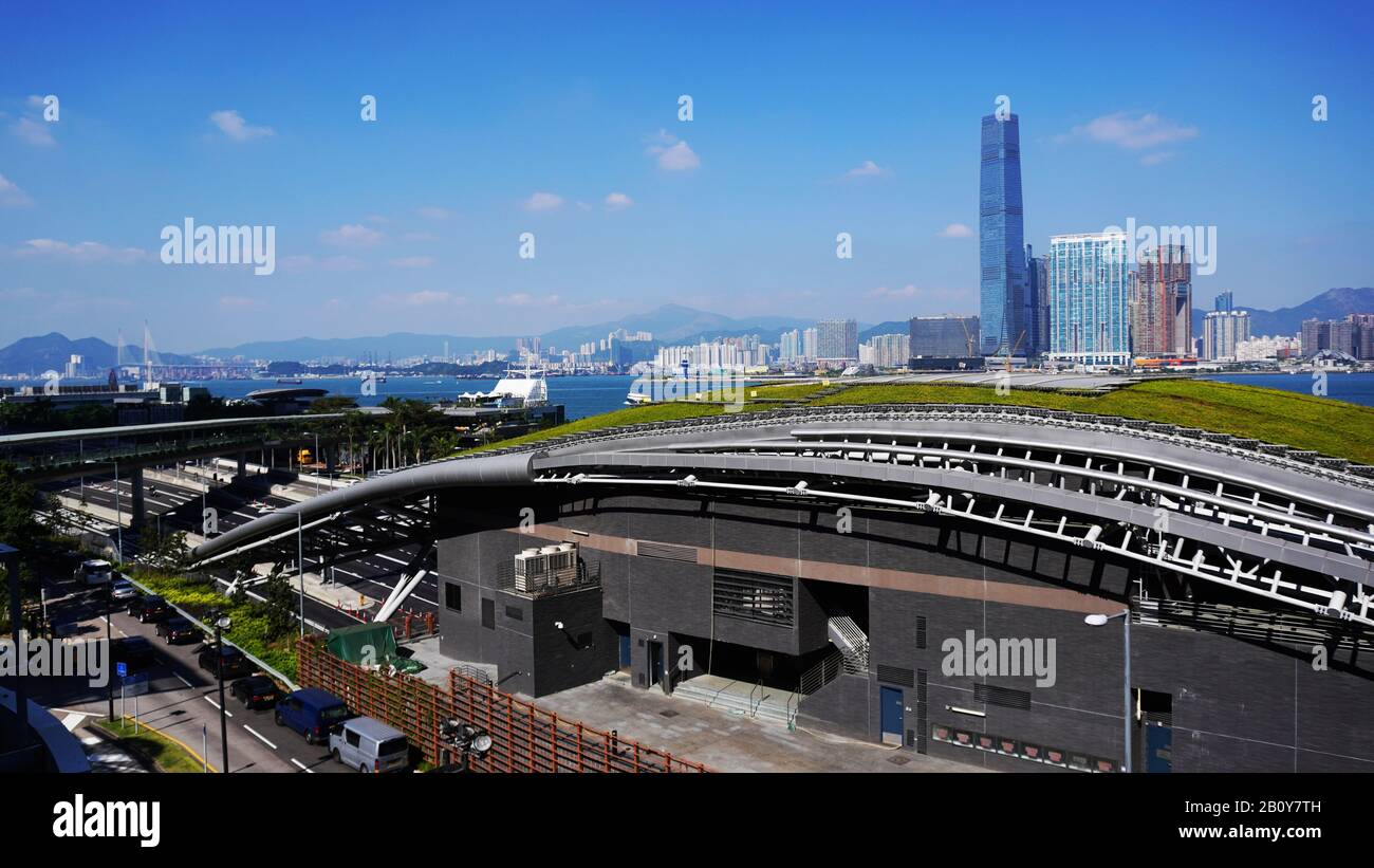 Hong Kong - 25 novembre 2019 : tangenziale di Central-Wan Chai e vista laterale dell'Island Eastern Corridor link dall'IFC, Hong Kong, Cina Foto Stock