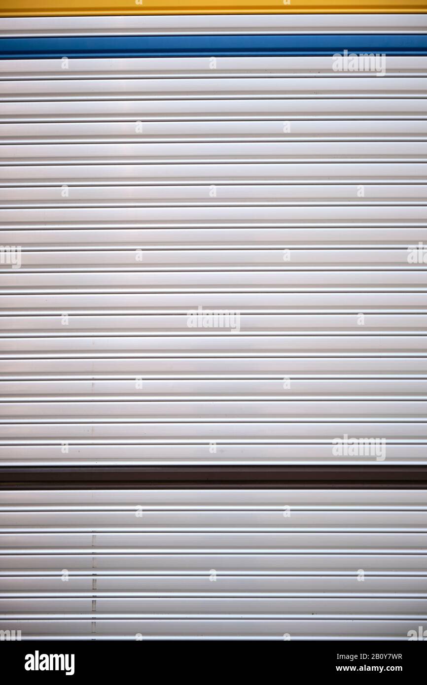 Una closeup shot di una porta per garage in acciaio In un'area industriale Foto Stock