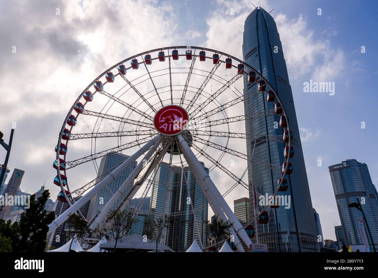 Hong Kong - 18 Gennaio 2020 : La Ruota Panoramica Di Hong Kong E Il Centro Finanziario Internazionale In Central, Medium Shot, Low Angle View Foto Stock