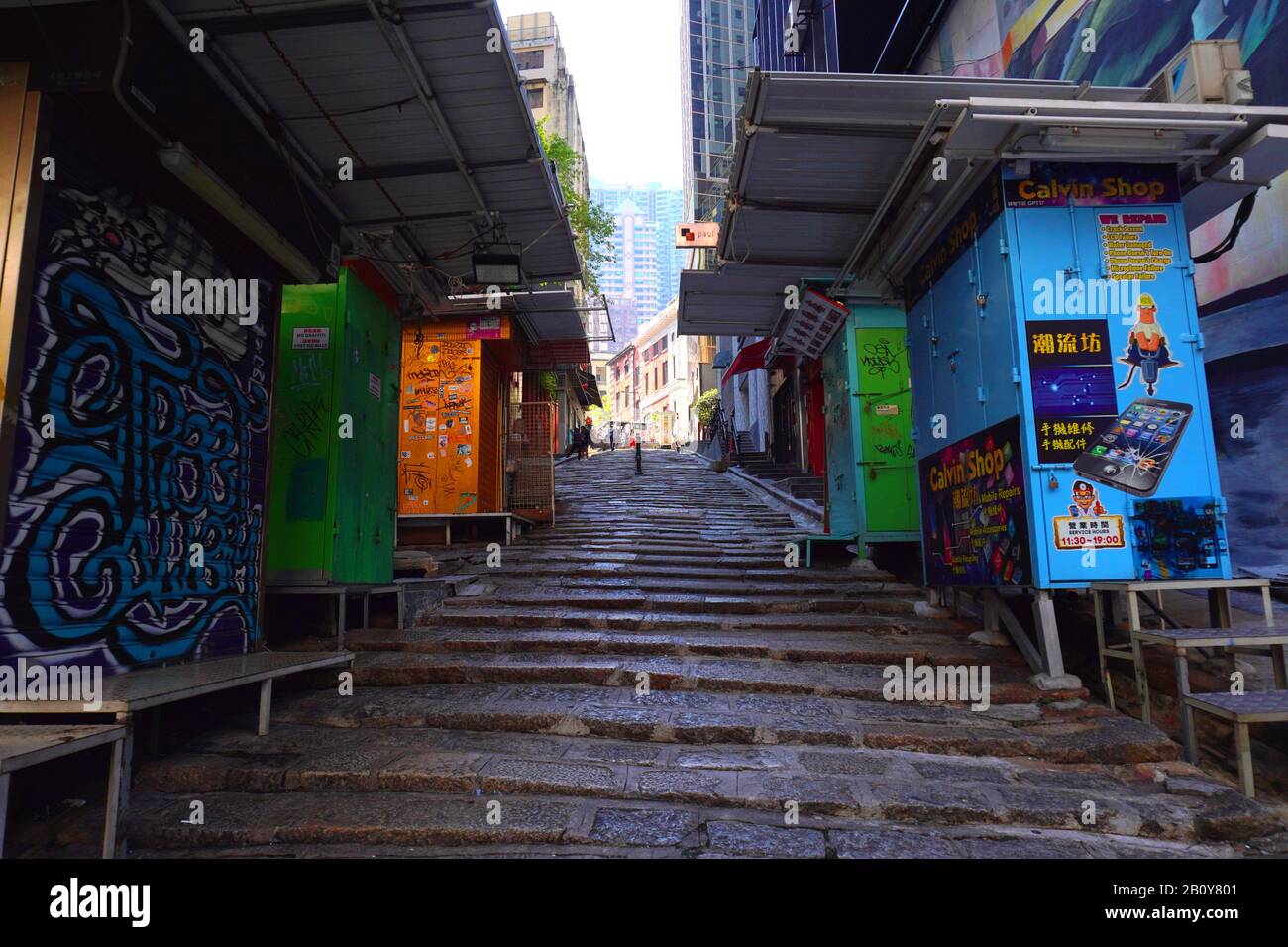 Hong Kong - 24 Novembre 2019: Pottinger Street (Stone Slab Street) Nel Centro. La strada è lastricata in modo irregolare da gradini in pietra di granito. Foto Stock