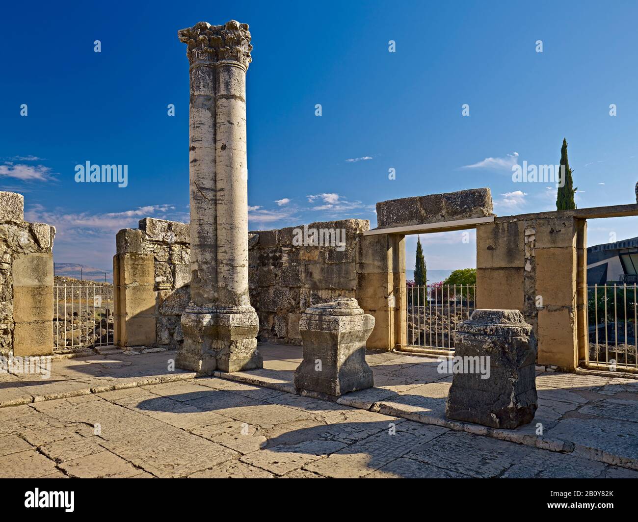 Sinagoga bianca a Cafarnao sul mare di Galilea, Israele, Foto Stock