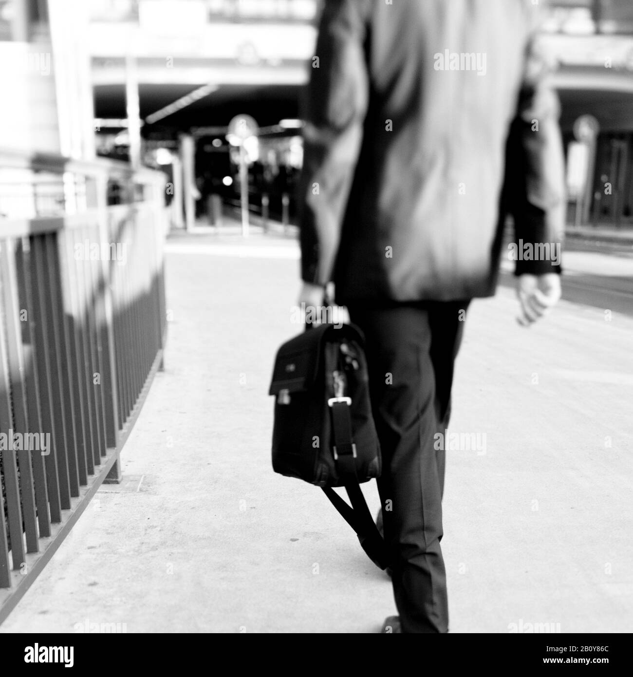 Uomo d'affari cammina per la città, Foto Stock
