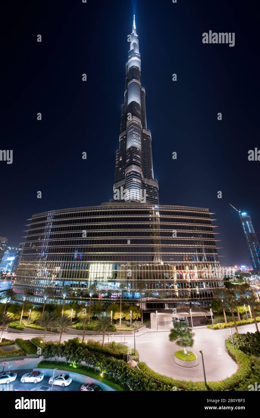 Spazi verdi di fronte al Burj Khalifa di notte, nel centro di Dubai, negli Emirati Arabi Uniti, Foto Stock