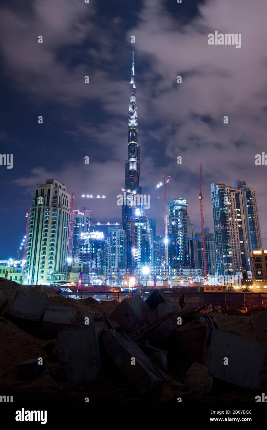 Cantieri e gru di fronte al Burj Khalifa di notte, nel centro di Dubai, negli Emirati Arabi Uniti, Foto Stock