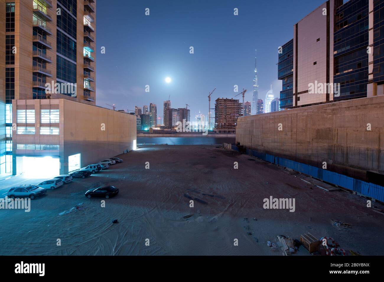Cantieri edili ed edifici di alto livello nella Business Bay di notte, nel centro di Dubai, negli Emirati Arabi Uniti, Foto Stock