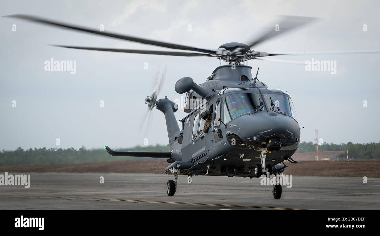 Il più recente elicottero dell'Air Force, il MH-139A Grey Wolf, si solleva dalla flightline per il suo primo volo combinato di prova 11 febbraio presso la base aeronautica di Eglin, Fl. Il lupo grigio è destinato a sostituire la flotta UH-1N "Huey" dell'invecchiamento dell'Air Force. (STATI UNITI Foto Dell'Aeronautica/Samuel King Jr.) Foto Stock