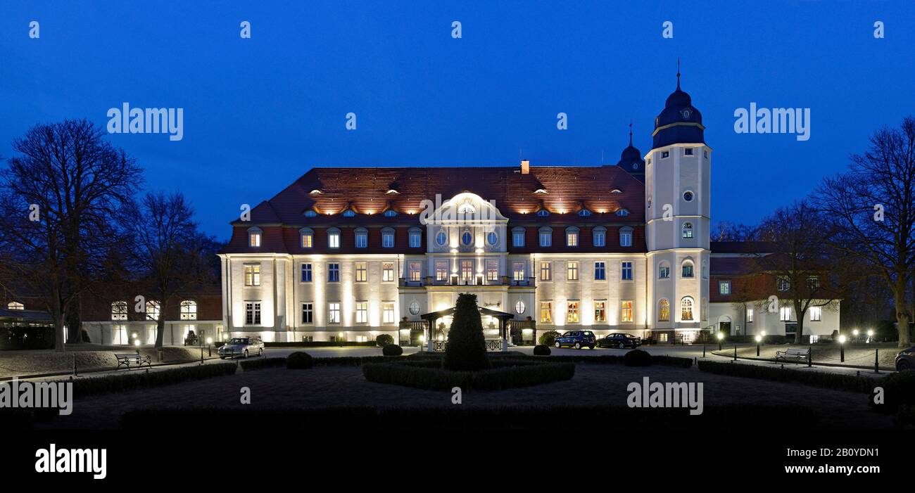 Radisson Blu Resort Schloss Fleesensee al tramonto, lussuoso hotel per il golf e il benessere, Gohren-Lebbin, Meclemburgo-Pomerania occidentale, Germania, Foto Stock