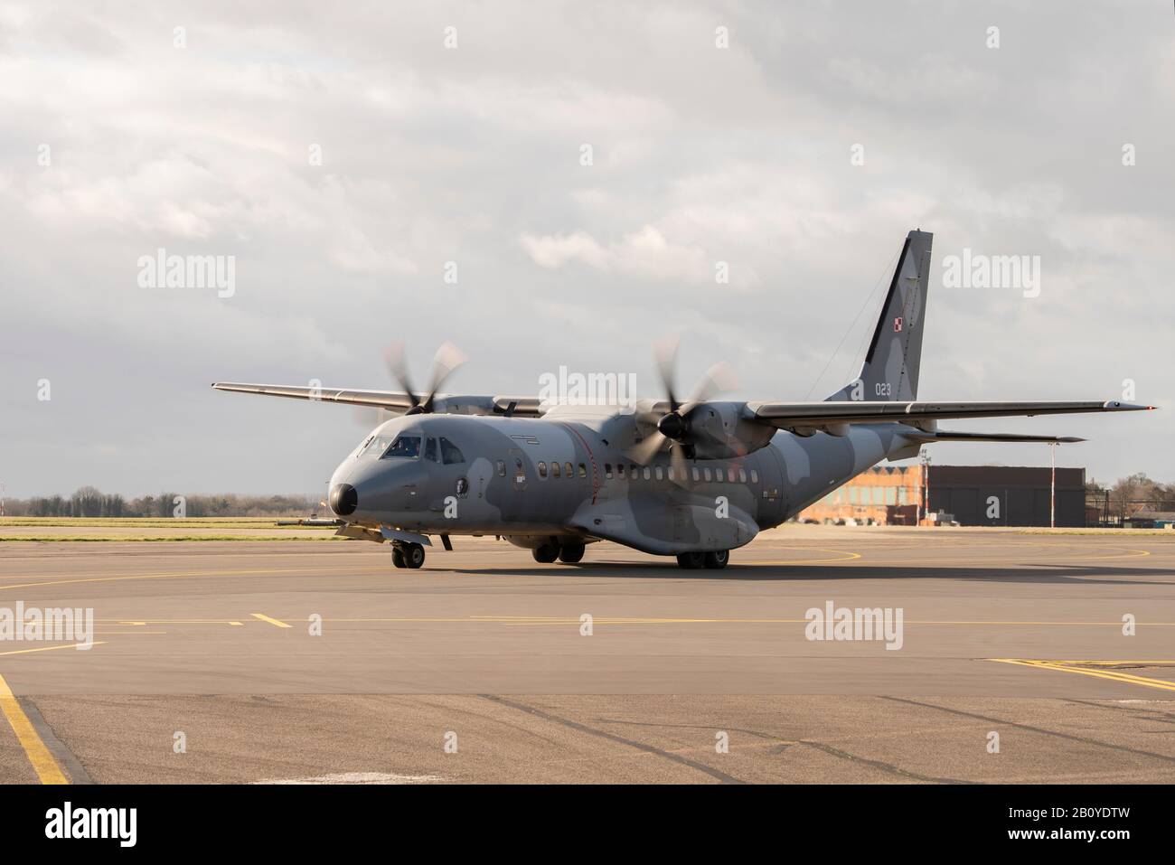 Un EADS polacco CASA C-295 taxi lungo la pista 17 febbraio 2020, a RAF Mildenhall, Inghilterra. L'aereo ha portato militari polacchi che hanno partecipato al campionato di pallavolo AIRCOM. (STATI UNITI Air Force foto di Airman 1st Classe Joseph Barron). Foto Stock
