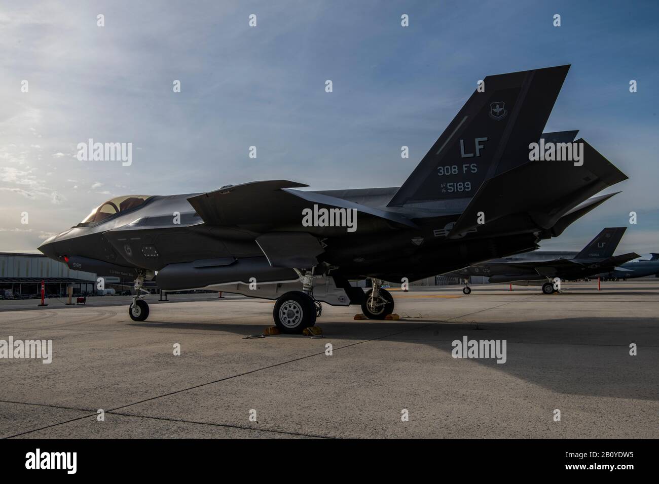 Una F-35A Lightning II di Luke Air Force base, Arizona, si trova sulla linea di volo a dover AFB, Delaware, 18 febbraio 2020. Due F-35As sono tornati di recente dalla partecipazione al HX Challenge tenutosi nei pressi di Tampere, Finlandia. Durante la sfida HX, cinque diversi aeromobili sono stati testati per sette giorni, in condizioni meteorologiche finlandesi, per valutare la loro capacità di sostituire l'attuale flotta di Hornets delle forze aeree finlandesi fa-18C e fa-18D. (STATI UNITI Foto Di Air Force Di Senior Airman Christopher Quail) Foto Stock