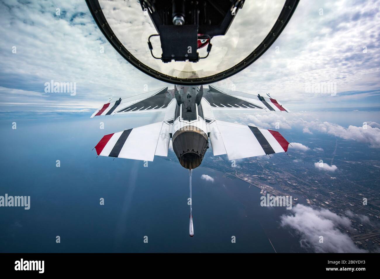 Il Thunderbirds Si Esibir Al Milwaukee Air & Water Show Di Milwaukee, Wisconsin, 24 Luglio 2019. I Thunderbirds sono la squadra di dimostrazione di Air Force, incaricata di rappresentare i 685.000 Airmen che servono in tutto il mondo. (STATI UNITI Foto Air Force di Tech. Sgt. Ned T. Johnston) Foto Stock