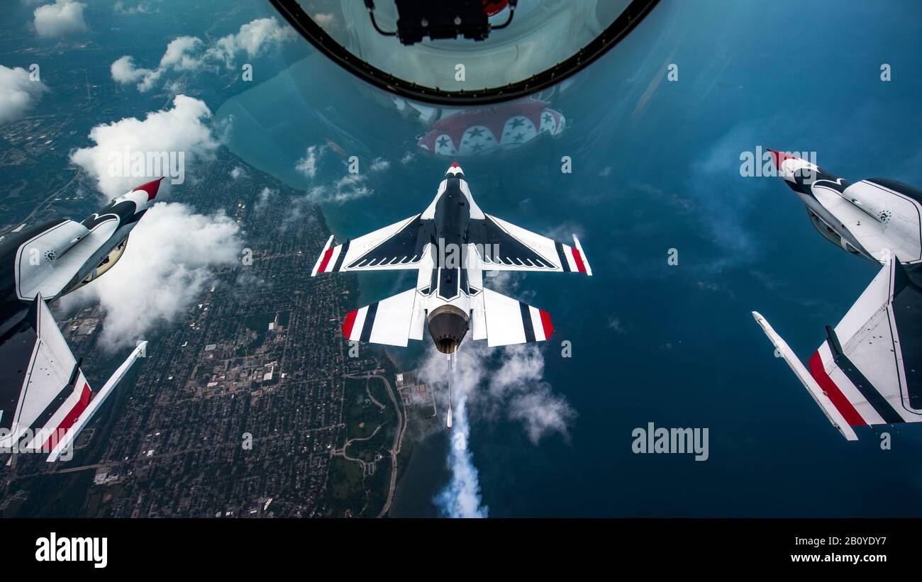 Il Thunderbirds Si Esibir Al Milwaukee Air & Water Show Di Milwaukee, Wisconsin, 24 Luglio 2019. I Thunderbirds sono la squadra di dimostrazione di Air Force, incaricata di rappresentare i 685.000 Airmen che servono in tutto il mondo. (STATI UNITI Foto Air Force di Tech. Sgt. Ned T. Johnston) Foto Stock