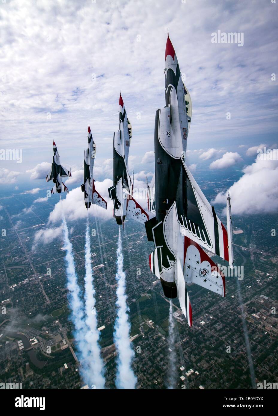 Il Thunderbirds Si Esibir Al Milwaukee Air & Water Show Di Milwaukee, Wisconsin, 24 Luglio 2019. I Thunderbirds sono la squadra di dimostrazione di Air Force, incaricata di rappresentare i 685.000 Airmen che servono in tutto il mondo. (STATI UNITI Foto Air Force di Tech. Sgt. Ned T. Johnston) Foto Stock